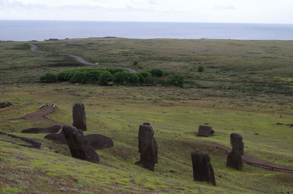 moai_and_sea.jpg